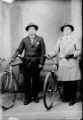 Deux hommes avec leurs vélos