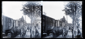 Arrivée des soldats canadiens à Vers-en-Montagne pour l'exploitation des bois de la Fresse : revue des troupes sur le quai de la gare.