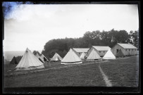 Soldats canadiens à Vers-en-Montagne pour l'exploitation des bois de la Fresse : camp de tentes et de baraquements en bois.