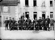 Militaires et infirmières canadiens devant l'hopital