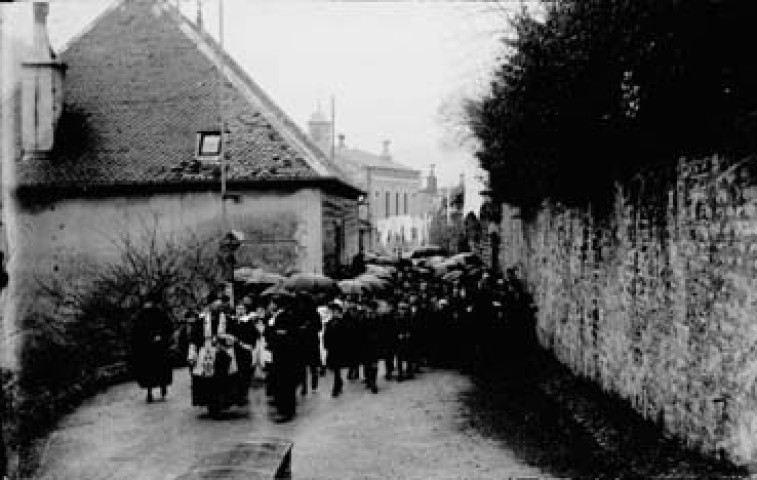 Procession sous la pluie