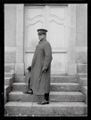 Portraits du Corps des forestiers canadiens et autres troupes : militaire du 165e bataillon canadien en manteau long avec une canne.