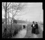 Emilie Vuillaume et une femme plus âgée debout près d'un cours d'eau.