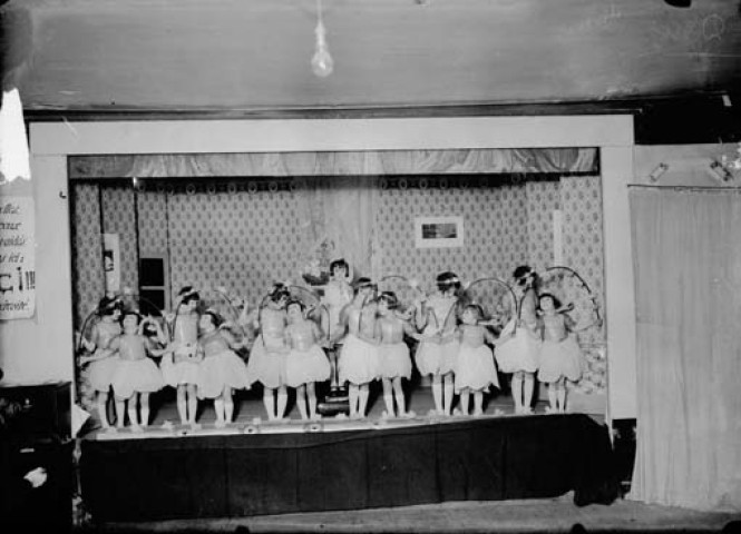 Enfants effectuant une danse