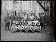 Portraits du Corps des forestiers canadiens et autres troupes : groupe de militaires canadiens et russes posant devant un baraquement en bois.