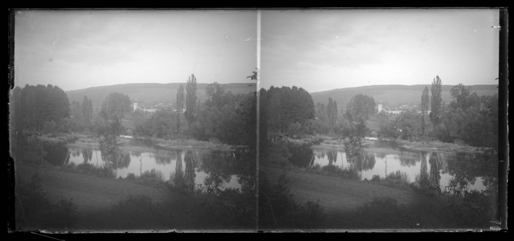 La Loue entre Port-Lesney et Buffard, vue sur un clocher au loin.