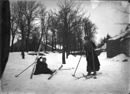 Personnes sur des skis