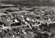 Dole (Jura). L'hôpital psychiatrique de Saint-Ylie, une vue aérienne. Dijon, éditions photo Darbois.
