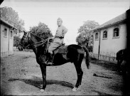 Reproduction. Militaire sur son cheval