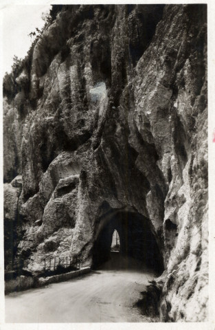 La Roche percée entre Septmoncel et Saint-Claude (Jura). Gorges du Flumen. Strasbourg, La Cigogne.