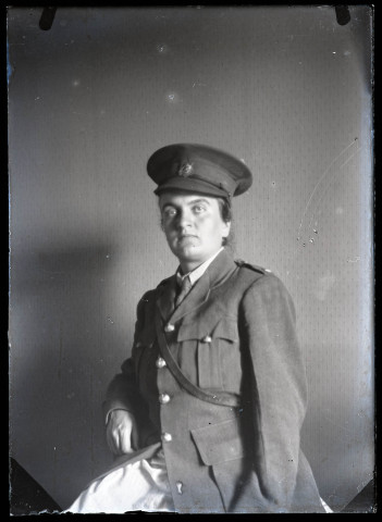 Portrait d'une femme en tenue militaire.