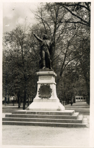 Lons-le-Saunier (Jura). La statue de Rouget de Lisle. Lons-le-Saunier, Vignault.