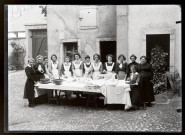 Groupe de jeunes filles apprenant à repasser.