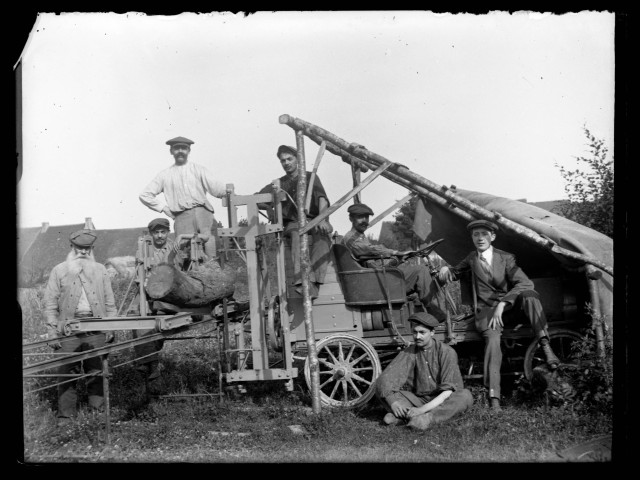 Les "scieurs de long", une équipe de bucherons mécanisée ; le cousin (de Desnes) d'Agathe Coutemoine est assis à l'avant de l'engin.