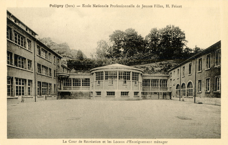 Poligny (Jura). L'école nationale professionnelle de jeunes filles, H. Friant. La cour de récréation et les locaux d'enseignement ménager.