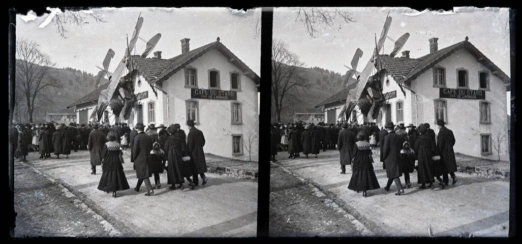 Foule se déplaçant pour voir l'aéroplane tombé sur le "Café du stand - Fabrique de limonade" à Recourbot, près de Morteau.