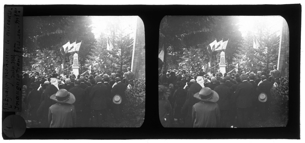 Monsieur Epailly prononçant le discours d'inauguration du monument aux morts de Vers-en-Montagne et Le Latet.