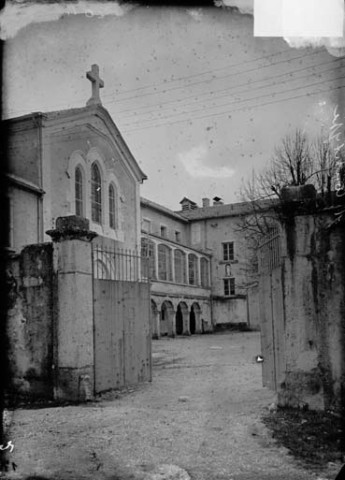 Aromas. Asile du Sacré Coeur de Marsonnas. Le bâtiment