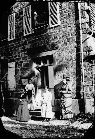 Femmes posant devant la poste