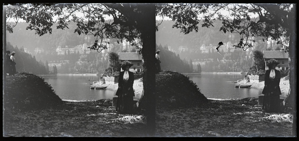 Jeune femme au bord d'un plan d'eau.