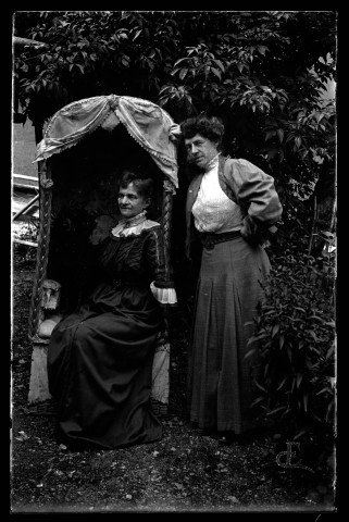 Emilie Vuillaume et une femme âgée dans un jardin.