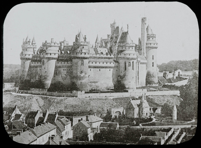 Reproduction d'une vue du château de Pierrefonds côté Villers-Cotterêts.