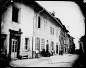 Une rue, façade de "Chapellerie-Casquettes". Nozeroy