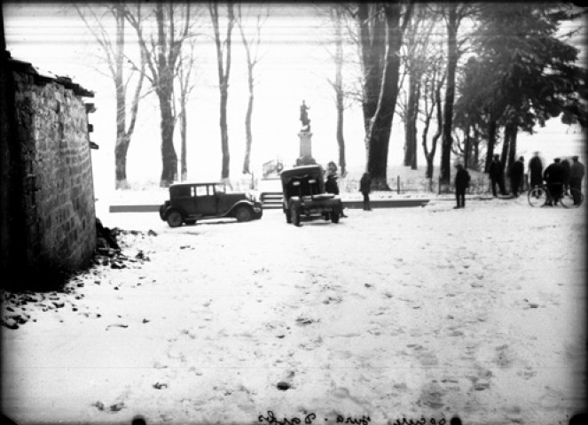 Deux voitures devant un monument aux morts. Société Jura. Doubs