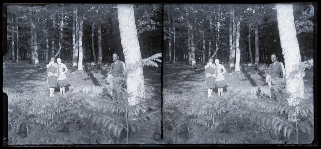 Deux femmes et un homme en sous-bois.
