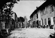 Nozeroy, une rue avec la tour de l'horloge