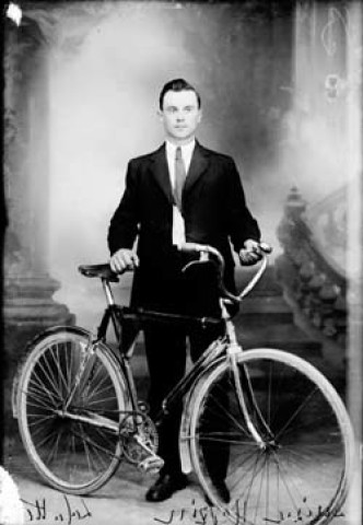 Un homme Magrin avec son vélo. La Latette