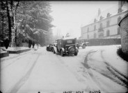 Voitures dans les rues de Nozeroy. Société Jura. Doubs