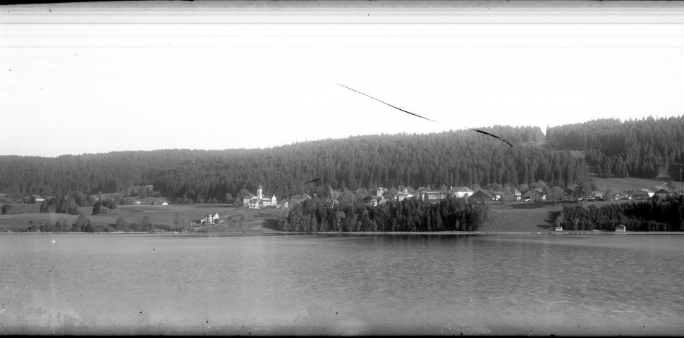 Village au bord d'un lac