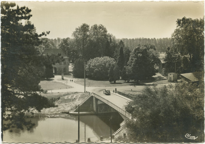 Dole (Jura). Pont sur le canal et entrée du Pasquier.