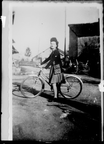 Reproduction. Femme avec son vélo