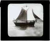 Reproduction d'une vue d'une barque de pêche en rade d'Argenton.