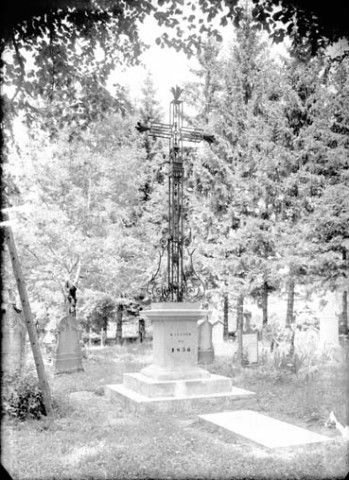 Croix devant l'église