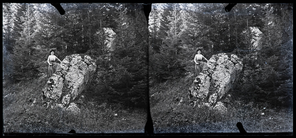 Emilie Vuillaume sur un rocher en forêt.