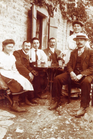 Crotenay (Jura). Le café Paul Ayel en 1910. Un groupe de consommateur autour d'une table en dehors du café. Genlis (21), Optique Sociale.