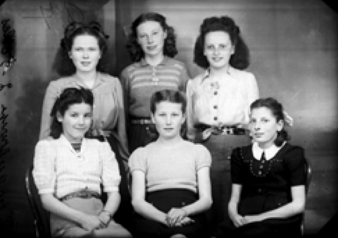 Identités. Six jeunes fils. Sterque