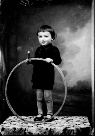 Enfant Marandet avec un cerceau. Chaussure. Censeau