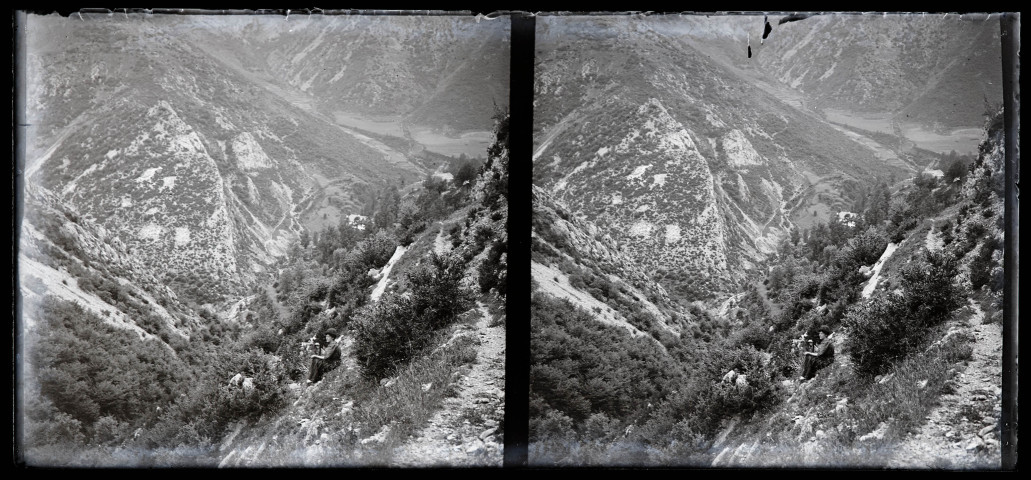 Jeune femme assise dans la nature dans un paysage de montagnes, près de Prats-de-Mollo.