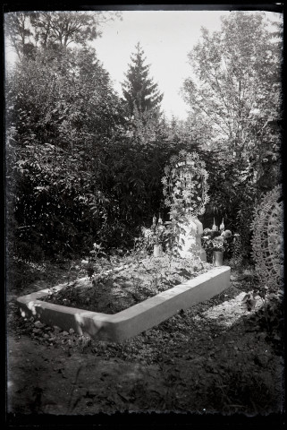 Tombe fleurie avec l'inscription "A mon mari".