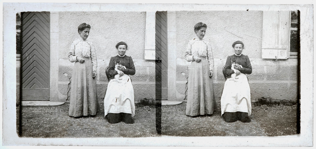 Portrait de deux femmes dont l'une, assise, tient un chat dans ses bras.