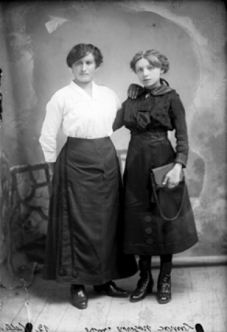 Femme Lamac avec un enfant. Nozeroy