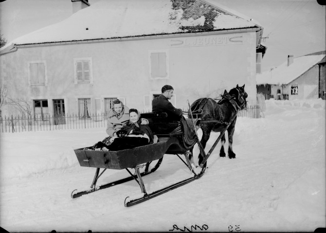 Personnes dans un traîneau sur la neige