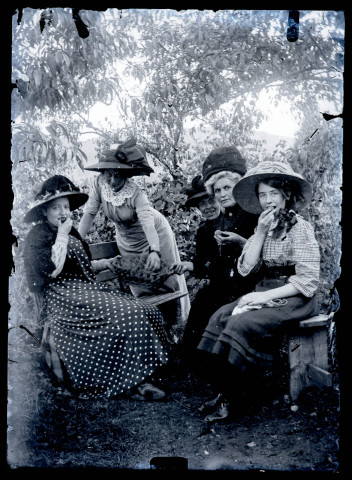 Groupe de femmes mangeant des fruits, dont Anne Coutemoine (2e en partant de la droite).