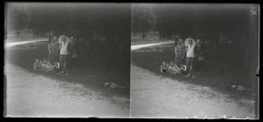 Six personnes prennent la pose en bordure de chemin à la forêt de la Joux.