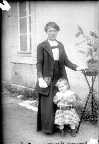 Femme et enfant. Chaux-Neuve