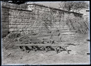 Herse près d'un mur en pierre.